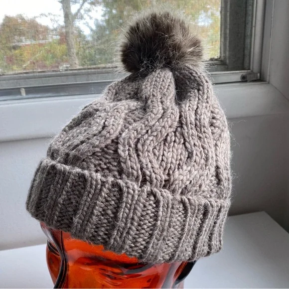 ❄️ H&M GREY WOOL BLEND FAUX FUR POM POM CABLE KNIT WINTER HAT! - Picture 5 of 15